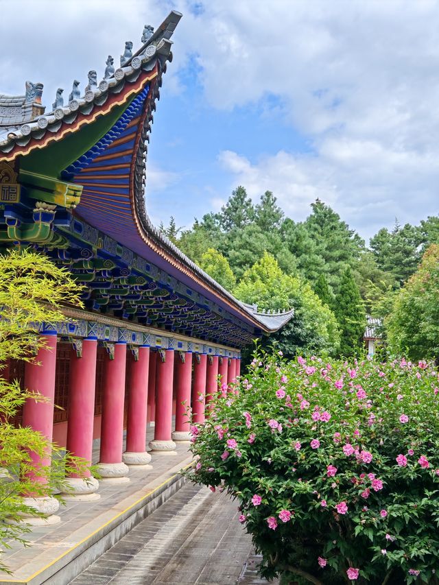 寺不在大，依山傍水則靈