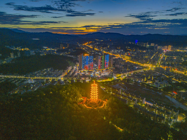定南布衣塔打卡影相，夜景影出嚟好靚