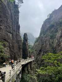 🇨🇳 Breathing the Clouds — A Journey Through Huangshan Mountain