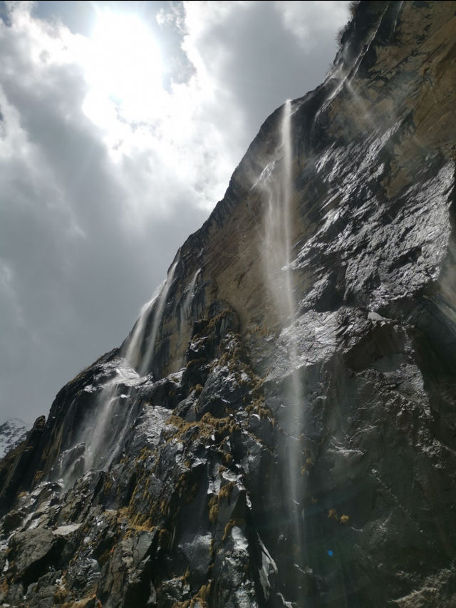 雲南徒步經典虎跳峽雨崩徒步看日照金山