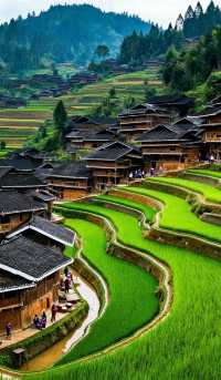 層層疊疊的田壟如天梯般蜿蜒山間，吊腳木樓隱現於雲霧中如仙境