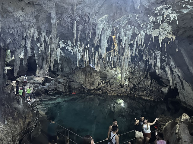 🌊 希納達南石灰岩洞 Hinagdanan Cave｜藏在地底的碧藍奇境