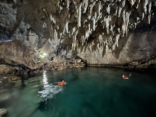 🌊 希納達南石灰岩洞 Hinagdanan Cave｜藏在地底的碧藍奇境