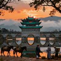 雙龍臥波,夕陽下的建水十七孔橋。