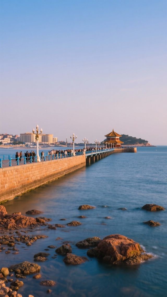 棧橋,是青島的「城市原點」,更是中國海岸線上最具人文溫度的百年地標。它不單是一條伸向大海的狹長堤岸, 棧橋,是青島的「城市原點」,更是中國海岸線上最具人文溫度的百年地標。它不單是一條伸向大海的狹長堤岸,