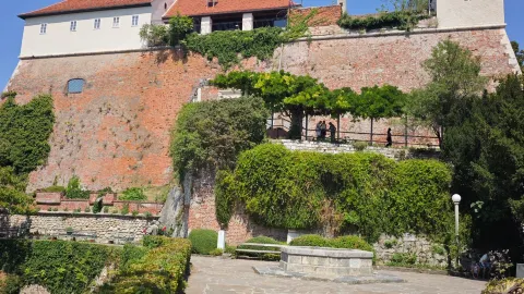 Leo lên đỉnh Graz: Ngắm nhìn toàn cảnh những mái nhà lợp ngói đỏ bao phủ khắp thành phố từ dưới tháp đồng hồ! — traveler post in Styria