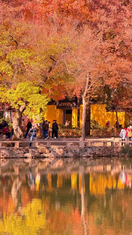 黄色い壁の古刹と紅葉の湖畔、蘇州の秋はここにあり | Trip.com 蘇州
