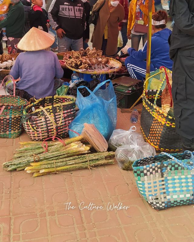 ตลาดริมโขง ดูของป่าจากฝั่งลาว ที่นครพนม 