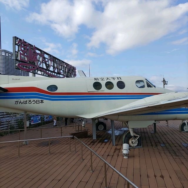 宮崎空港には航空大学校の訓練機が屋上に展示されている