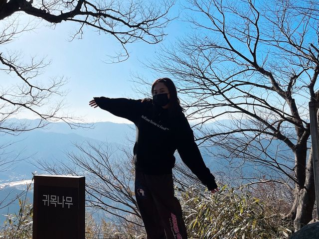 높은 암벽에 조각되어있는 사찰⛰️