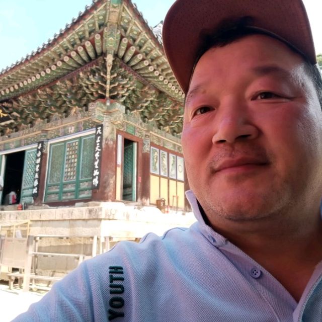 만여개에 연등이 가득한 팔공산 동화사 대웅전 앞에서다