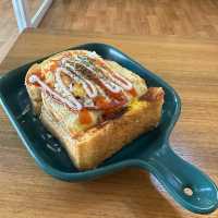 Cafe with affordable eats, pretty atmosphere