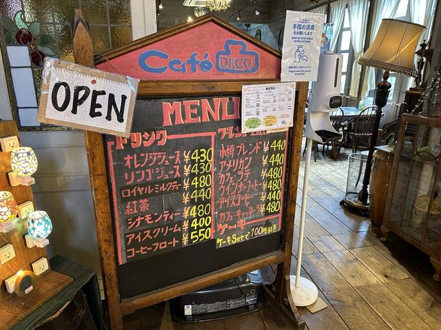 北海道・小樽。雑貨屋さんに併設されたレトロで落ち着きのあるカフェ『Cafe DECO』