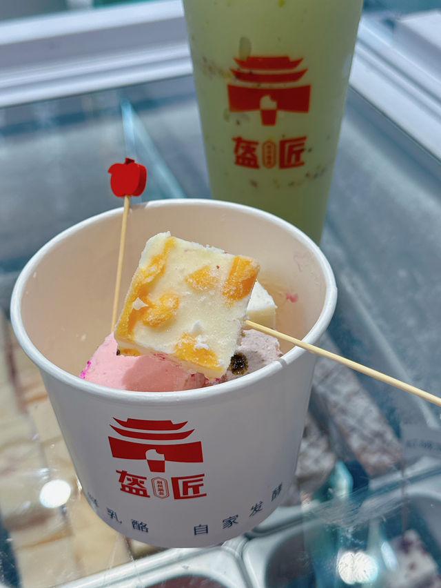 石門最近就開左間特色嘅小店「盔匠 」,主打四川及陝西等地既民間小食 - 鍋盔,店外人流不絕,超多街坊幫襯! 石門最近就開左間特色嘅小店「盔匠 」,主打四川及陝西等地既民間小食 - 鍋盔,店外人流不絕,超多街坊幫襯!