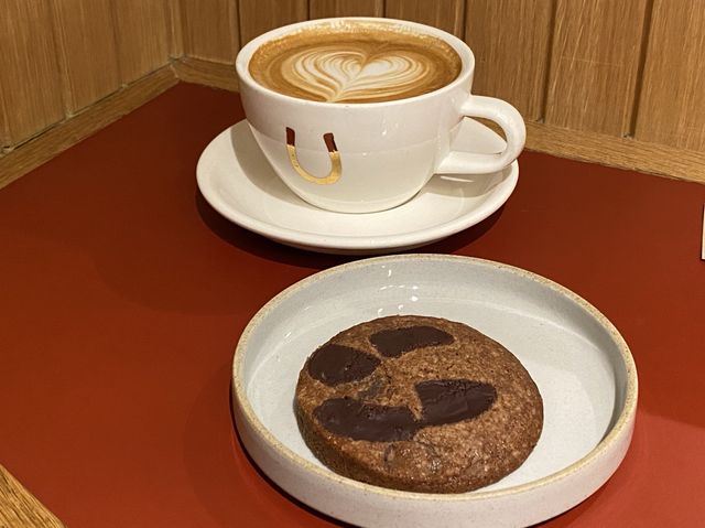 京都・中京区。エースホテル京都のロビー、コーヒーで一休み『Stumptown Coffee Roasters』