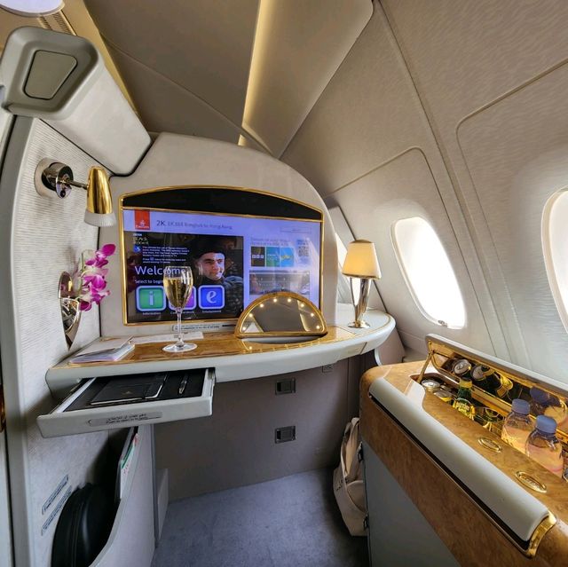 รีวิว First Class สายการบิน Emirates Airlines