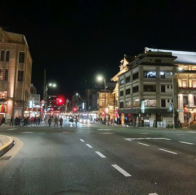 京都散遊，夜步鴨川。