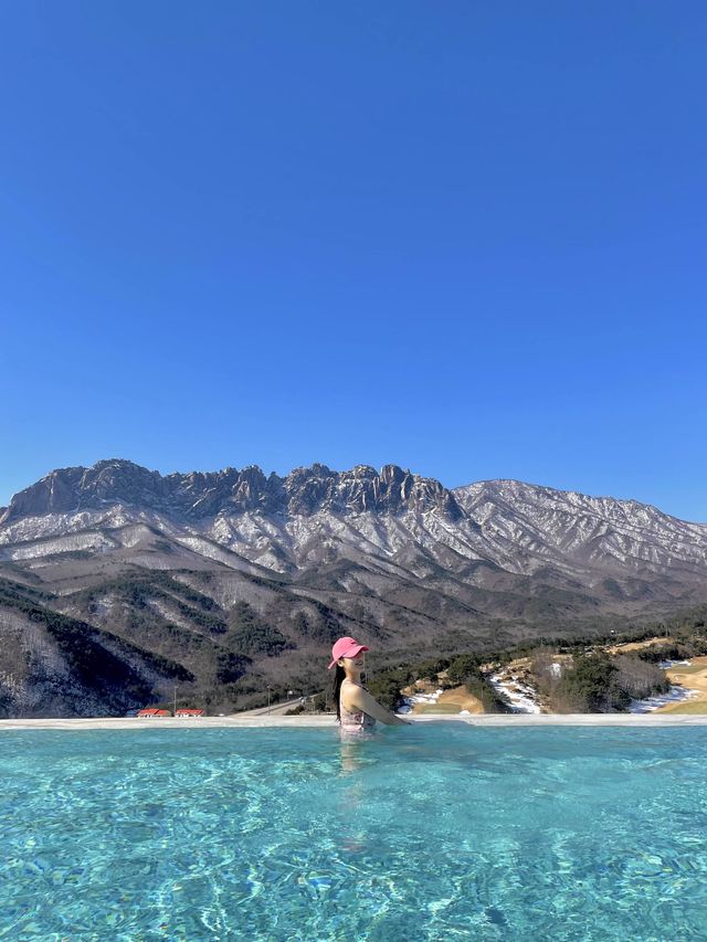 여기가 바로 K-스위스💚 눈 쌓인 울산바위 바라보며 수영하기 어때?🏔️