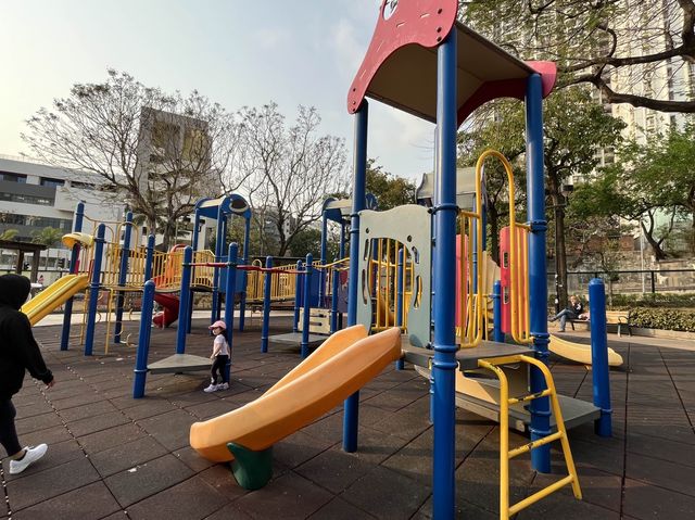 九龍城廣場旁邊嘅賈炳達道公園