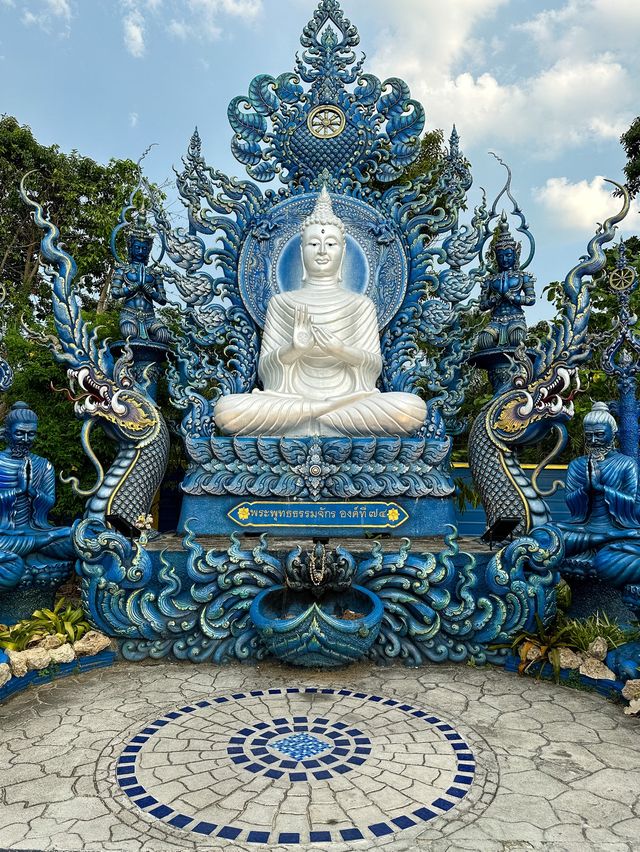 Fascinating Blue Temple in Chiang Rai