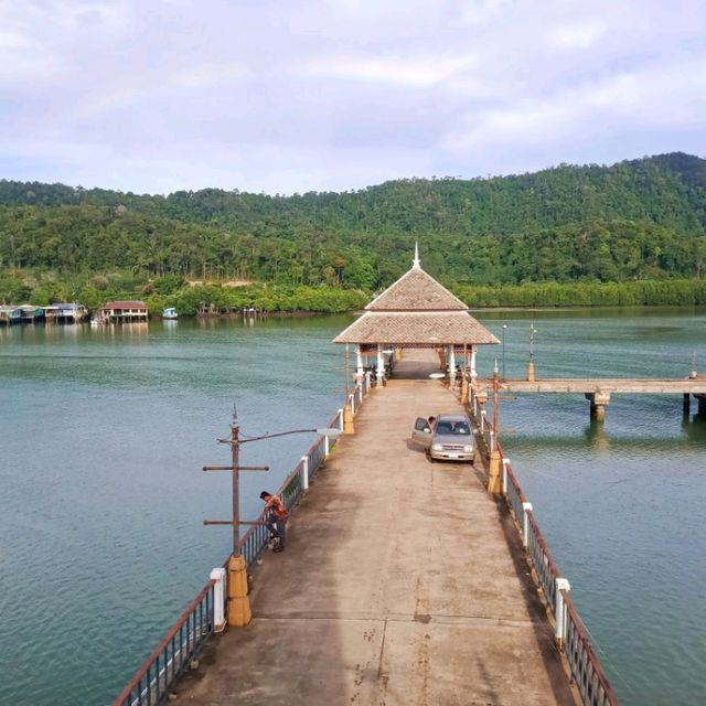 ท่าเทียบเรือบ้านสลักเพชร