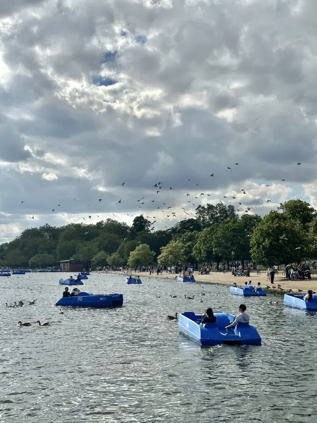 The biggest park in London 🏞️🚤🇬🇧