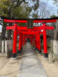 鮮やかな鳥居の稲荷神社