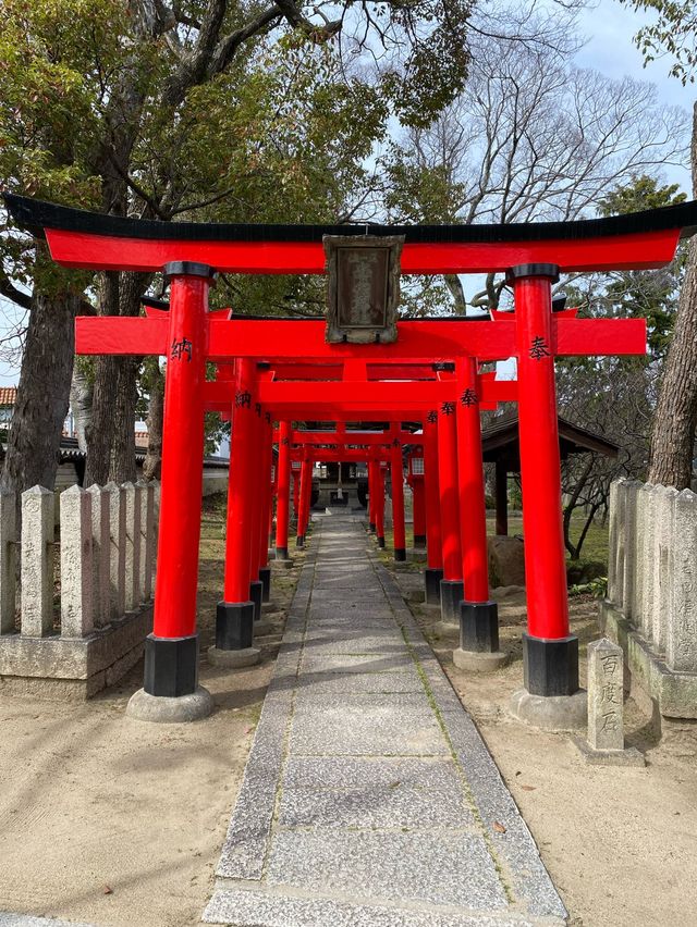 鮮やかな鳥居の稲荷神社