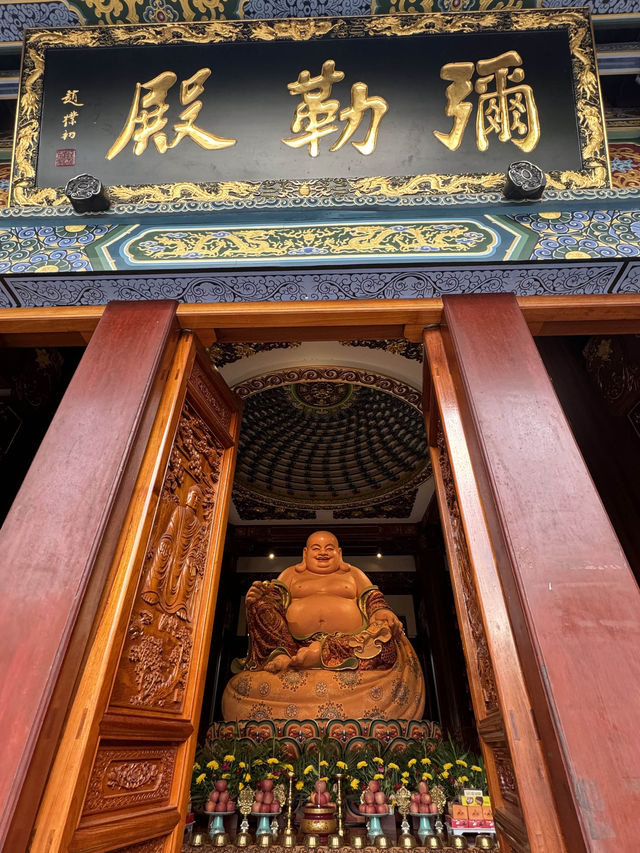 宏偉的樂山大佛及景區