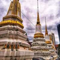 ไหว้พระพุทธมหาชนก และดูแท่นสำเร็จโทษโบราณ