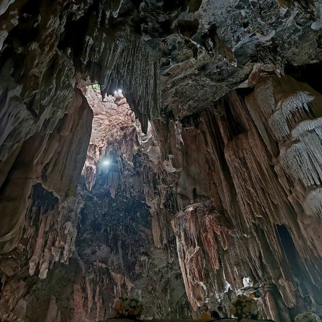 ชมหินงอกหินย้อย วัดถ้ำพุหว้า กาญจนบุรี