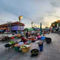 ตลาดเช้าริมน้ำเมืองอุทัยธานี