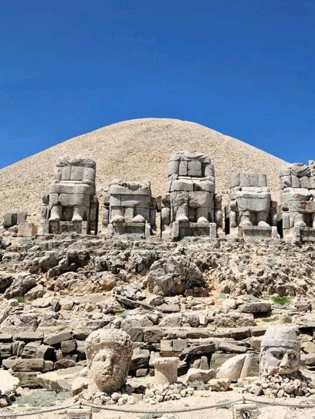 🌄 Marvel at Mount Nemrut: A Journey into Ancient Majesty 🌄
