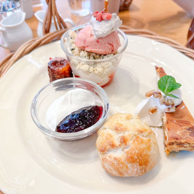 盛裝甜點有野餐風又很好吃的博多咖啡廳 Afternoon Tea