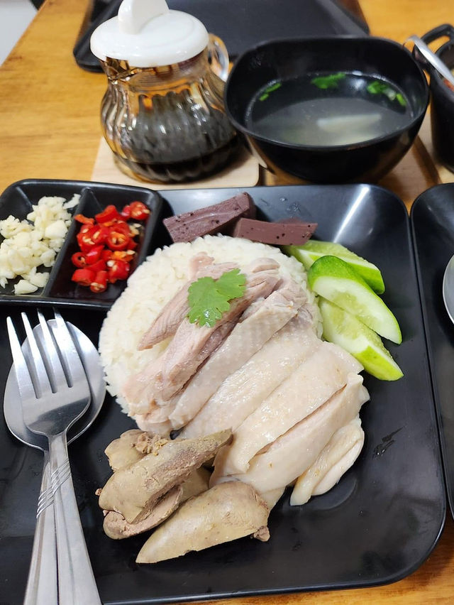 ร้าน "ข้าวมันไก่วินเทจ" – ความอร่อยที่ต้องลอง!