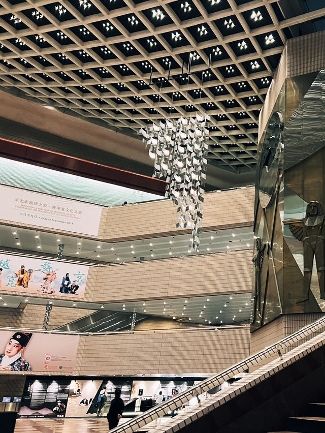 Hong Kong Cultural Centre - จุดนัดพบของศิลปะ  🎭✨