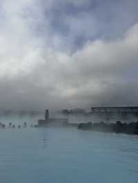 在冰島泡到了火山熔岩里的藍湖溫泉！