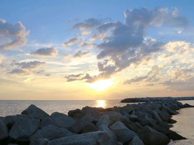 เก็บแสงเย็นที่หาดแหลมเจริญ