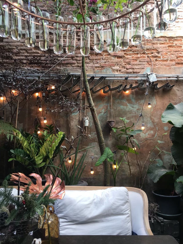 Wallflower🌸 คาเฟ่วินเทจย่านเยาวราช