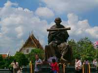 ไหว้พระประธานยิ้มรับฟ้า วันปีใหม่