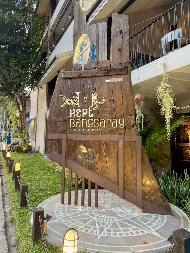 คาเฟ่กลางทะเลไกลสุดปลายสะพานไม้ 🍁