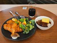 A nice chillax time while waiting for my flight at Haneda Sakura Lounge