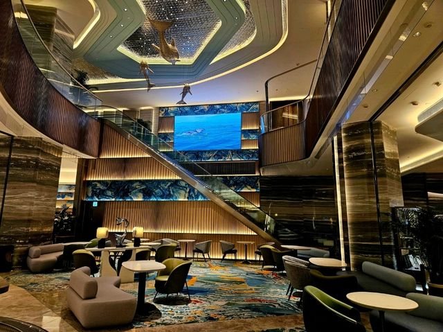 機場新酒店大堂酒廊的休閒晚餐