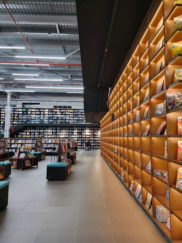 ✨Huge photogenic Book Store 