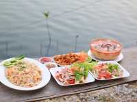 คาเฟ่ริมน้ำ Leisure cafe'n bar 