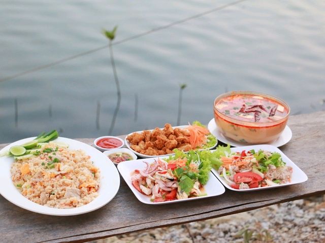 คาเฟ่ริมน้ำ Leisure cafe'n bar 