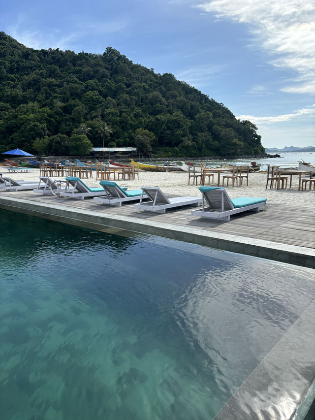 Relax and Recharge at Lantis Resto & Bar 🍹🌴