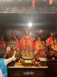 ขอพรการเรียน การงาน และควาก้าวหน้า ที่วัด Man Mo 