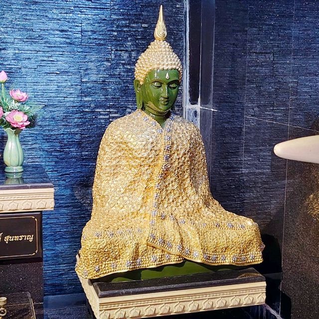 ไหว้พระ🛕🪔พระแก้วมรกตและหลวงพ่อหยกขาวศักดิ์สิทธิ์