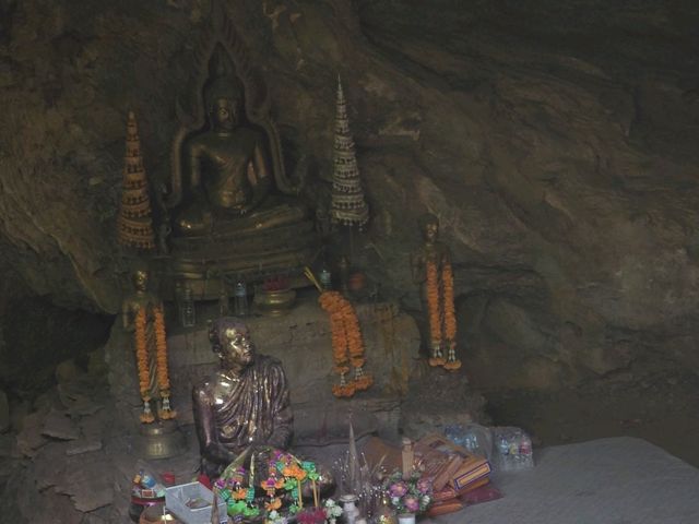 สำรวจถ้ำพุหวาย ตั้งอยู่ในวนอุทยานถ้ำเขาวง